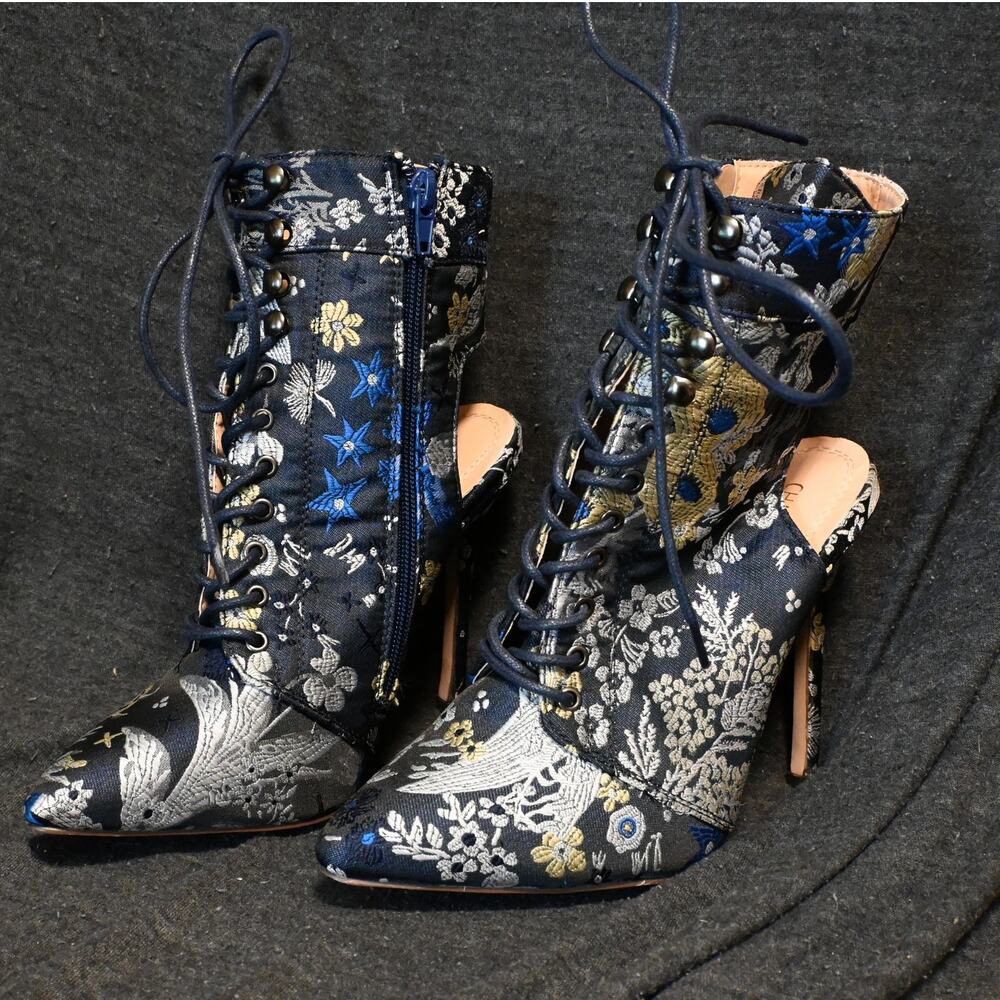 Chase & Chloe Women's 5.5 Chantelle-2 Floral Heeled Lace-Up Bootie